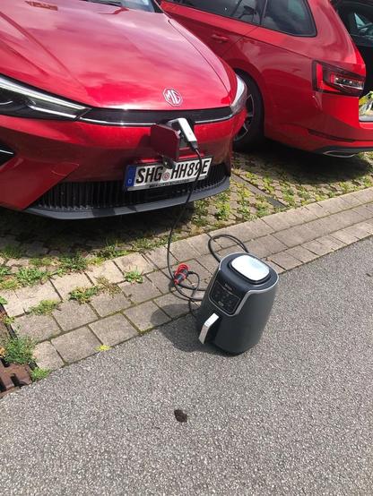 Eine Heißluft friteuse an einem elektroauto angeschossen