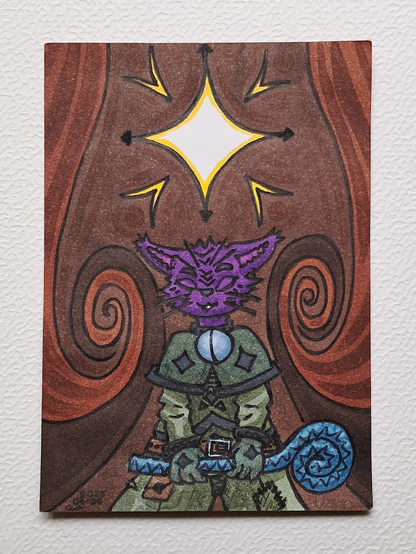 Un dessin représentant carbonacat, un chat anthro à la fourrure violette, portant une tenue verte-grise un peu abîmée ornée de poches et aux épaulettes rondes, tenant de ses deux mains un bâton-spirale bleu et un collier clochette d'argent à son cou, concentré avec les yeux fermés ; au dessus de lui une étoile jaune à 4 branches entourée de 4 flèches, et en fond des spirales aux couleurs marrons.