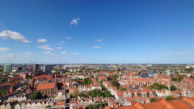 Blick über Danzig. Viele Dächer, rechts ist ein Riesenrad zu sehen. 