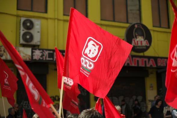 Bandeira vermelha com o logótipo do Sindicato do Trabalhadores em Função Pública e Sociais do Sul e Regiões Autónomas