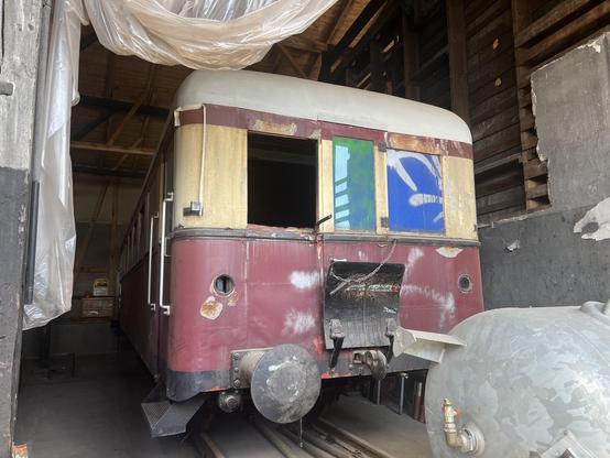 Der Beiwagen von der anderen Seite, auch hier fehlen die Scheinwerfer, außerdem ein Fenster, der Lack zeigt Rostspuren.