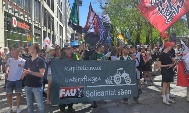 Demonstration mit Banner der IGG-FAU in Dresden