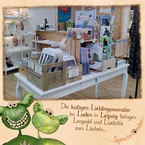 Foto von meinem Kinderbuch "Das Monster-ABC" im Laden auf einem Tisch. Zitat "Die lustigen Lieblingsmonster im Laden in Leipzig bringen Leopold und Liselotte zum Lächeln..."
