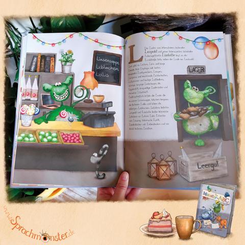 Buchseite aus Kinderbuch "Das Monster-ABC" Buchstabe L. Das grüne Monster Leopold steht an der Ladentheke und grinst. Das hellgrüne Monster Liselotte trägt gerade labbrige Lebkuchen herein.