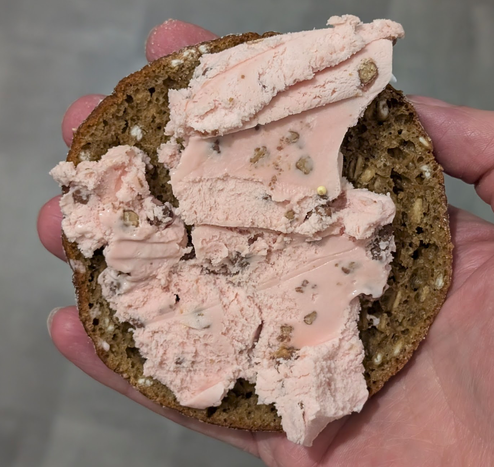 Ruisleipä jonka päällä on jäätelöä.