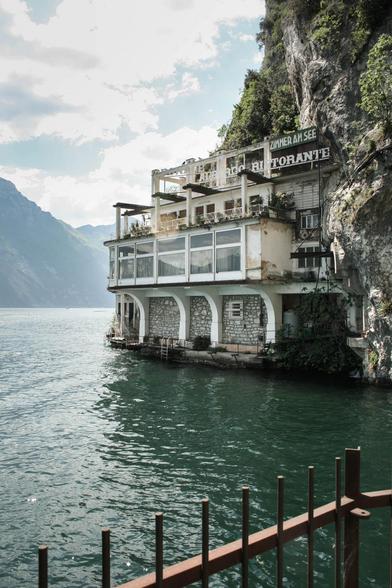 Ein Hotel und Restaurant direkt oberhalb des Sees. Das Gebäude ist in die nahezu senkrechte Felswand gebaut worden. Große Panoramafenster und eine Terrasse im Stockwerk darüber. Das Gebäude ist vermutlich in den 50er oder 60er Jahren gebaut worden und seit vielen Jahren verlassen.