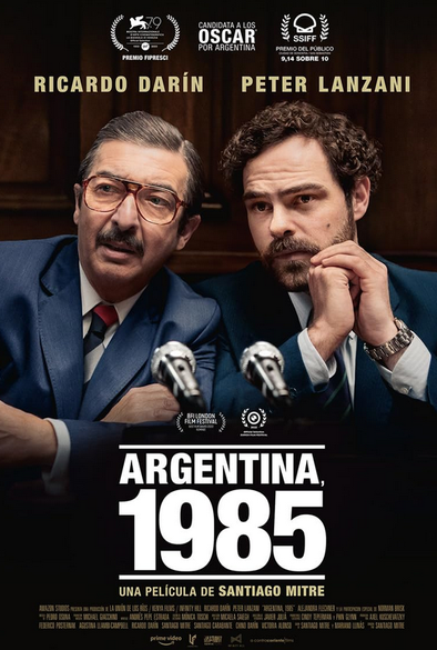 "Un film sur la démocratie

La presse argentine est quasi unanime pour célébrer le numéro d’équilibriste du réalisateur Santiago Mitre (Petite fleur, El Presidente, Paulina…). La Nación concède certes que “l’histoire est connue : la crudité des témoignages, les pressions, les difficultés, et puis ce plaidoyer final : ‘Messieurs les juges, plus jamais.’”

[...] le quotidien conservateur de Buenos Aires ajoute aussitôt : “Chacun, dans son fauteuil, sait ce qui va se passer, mais le film est si solide que l’on souffre à nouveau, que l’on s’émeut à nouveau, que l’on va jusqu’au bout de ce voyage dans le passé fait de mots, d’images et d’objets. Il y a l’humour aussi, qui traverse le spectateur comme un répit.”

Réalisateur : “Nous ne voulions pas faire un film sinistre. Non pas parce qu’un tel film aurait été mauvais, mais parce que ce film-ci ne devait pas être sombre. Il devait avoir de la couleur, de l’humour. Et ce ton représente pour nous ce qu’a signifié cet événement. Ce n’est pas un film sur la dictature, c’est un film sur la démocratie et sur un fait héroïque, heureux, de la démocratie.”

via Courrier International