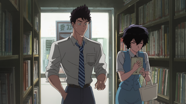 A imagem mostra Hajime Kudou e Reiko Kujirai, de Kowloon Generic Romance, caminhando em um corredor estreito, dentro de uma livraria. Hajime, um homem alto e musculoso, está vestido com uma camisa social de manga comprida, gravata azul-escura e calças sociais. Sua expressão é de surpresa, com os braços levemente afastados do corpo. Reiko, uma mulher mais baixa com cabelo curto e escuro, está vestida com um uniforme azul claro, que parece ser uma blusa e um colete, e carrega um livro e uma pequena bolsa. Ela está olhando para baixo, com uma expressão mais tímida ou envergonhada. O corredor é estreito, com prateleiras cheias de livros em ambos os lados, criando uma atmosfera fechada e um pouco sombria. A iluminação é suave e difusa, com tons escuros predominando. A imagem como um todo transmite uma sensação de mistério e intriga, sugerindo uma cena de interação entre os dois personagens em um ambiente fechado e misterioso.
