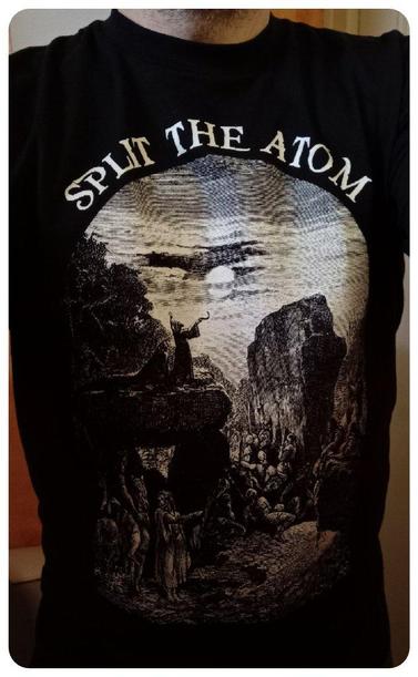 T-shirt du groupe Split the Atom acheté au concert de Primal Age au Farmer le 31/05/2019. 
Du post Black métal donc on retrouve une illustration mystique en style gravure. 
Une sorte de sacrifice sur un autel en menhir au-dessus d'une foule de disciples. 
Le nom du groupe en haut. 
Ça reprend la pochette de l'album Selfdenial.