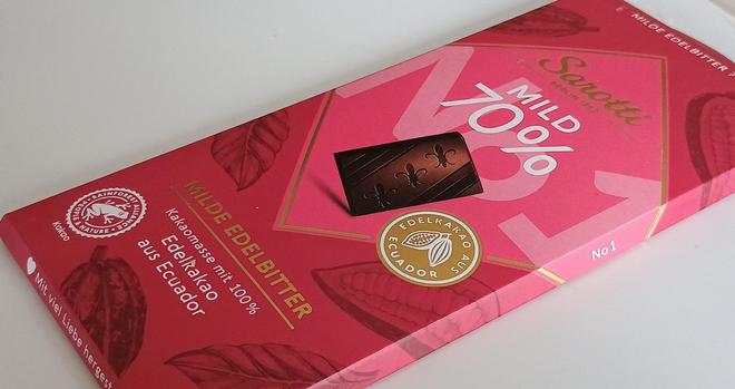 A pink-and-red chocolate bar box for a 70% cocoa artisanal bar from Germany by  Berlin-based Sarotti.
