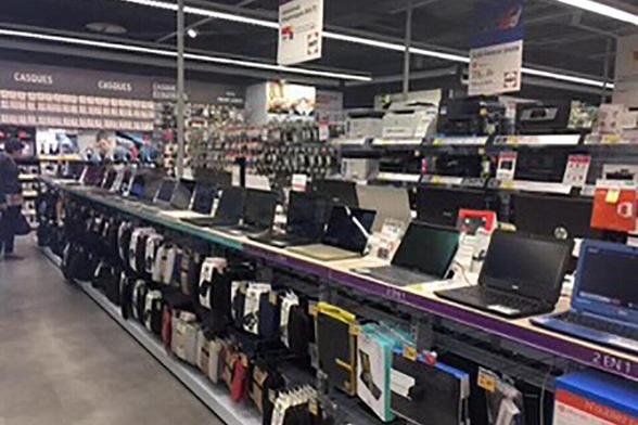 PC Portables avec leurs écrans ouverts dans un magasin Darty