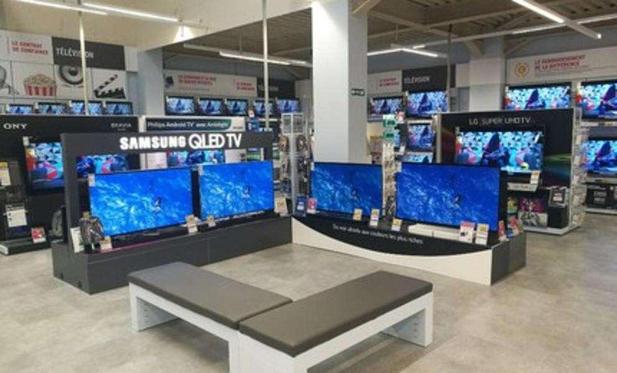 Télévisions avec leurs écrans dans un magasin Darty
