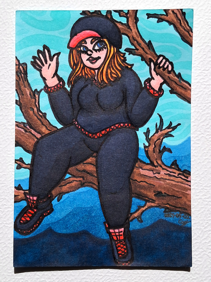 Un dessin représentant une femme blonde aux yeux bleus, portant une tenue majoritairement noire bordée de rose ainsi qu'un chapeau rond aux couleurs identiques, perchée sur un arbre, faisant un signe de salut sa main droite et se tenant à une branche de l'autre.