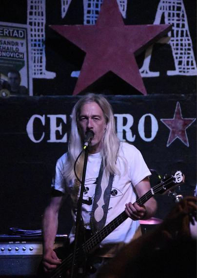 Foto de un miembro del grupo DURO en el concierto en el CS Ítaca.