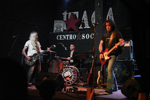 Foto del grupo DURO en el concierto en el CS Ítaca.
