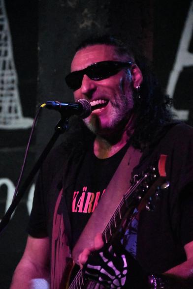 Foto del cantante del grupo Caskärrabias en el concierto en el CS Ítaca.
