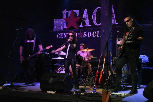 Foto del grupo Caskärrabias en el concierto en el CS Ítaca.