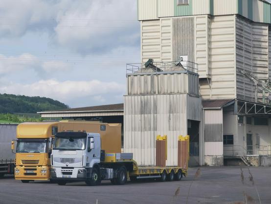 Camions garés devant le silo d'une coopérative agricole