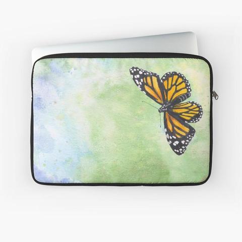 Impression sur housse pour ordinateur portable d'une aquarelle représentant un papillon monarque sur un fond vert et bleu pastel
