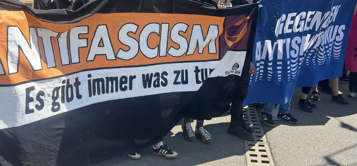 Transparente am 01. Mai 2025 in Gera „Antifascism. Es gibt immer was zu tun“ und „Gegen jeden Antisemitismus“