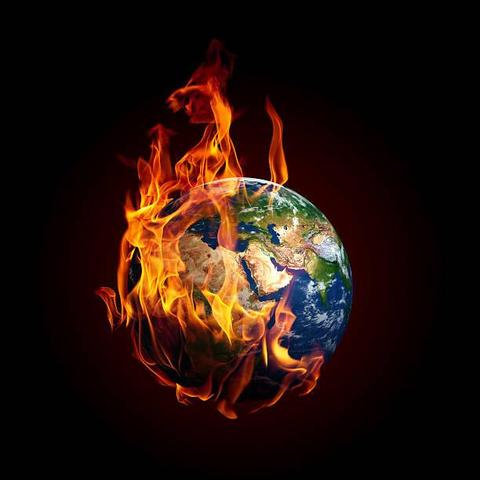 Der Planet Erde. Durch Bildbearbeitung sieht es so aus, als würde der Planet im wahrsten Sinne des Wortes brennen.