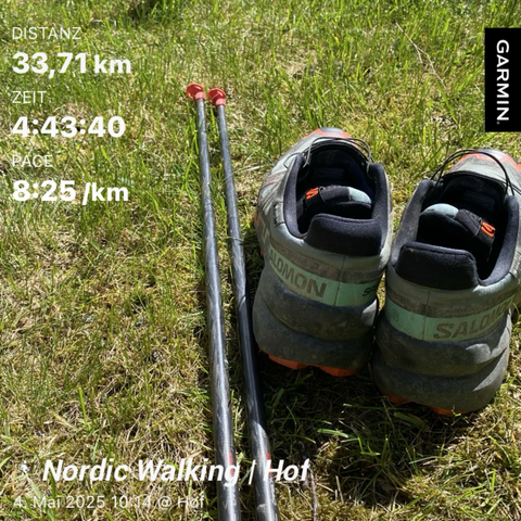 Ein Paar Trailrunning-Schuhe rechts neben 2 Nordic-Walking-Stöcken.