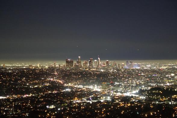 La ville de Los Angeles de nuit depuis le sommet de la colline de l'observatoire Griffith