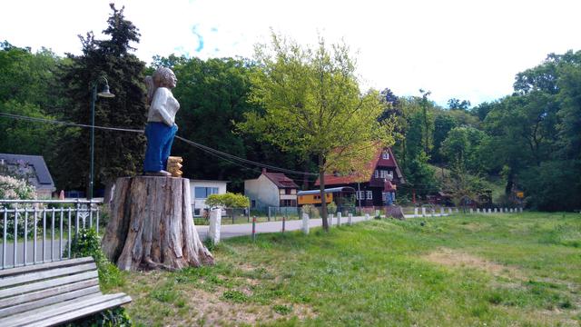 Aus Holz geschnitztes überlebensgroße Figuren