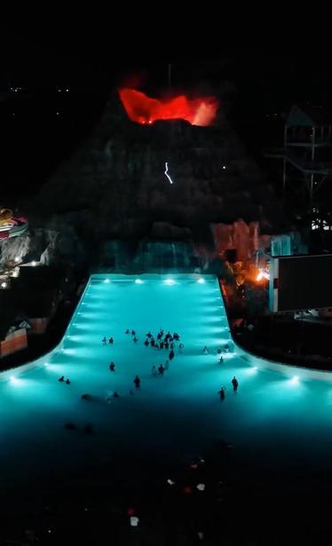Mana Bay Water Park, Bangladesh
Undoubtedly, one of the most spectacular water parks in Asia, during the day... and also at night.