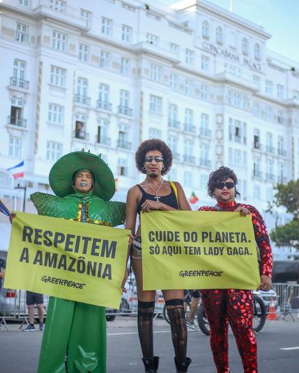 Greenpeace Brazil and Brazil activists holding banners reading "Respect the Amazon" and "Protect the Earth and Lady Gaga." ahead of the Lady Gaga Copacabana concert in May 2025. Pictures: 📸​ Bruno Baldrone / 
Duda Dusi / Greenpeace