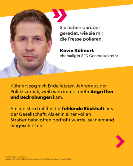 Foto von Kevin Kühnert mit Zitat: „Sie haben darüber geredet, wie sie mir die Fresse polieren.“ – Kevin Kühnert, ehemaliger SPD-Staatssekretär. Text beschreibt seinen Rückzug aus der Politik Ende 2024 wegen zunehmender Angriffe und Bedrohungen. Besonders erschütternd: fehlender Rückhalt, als er in der Straßenbahn bedroht wurde und niemand eingriff. Quelle: Zeit, 23.04.2025.