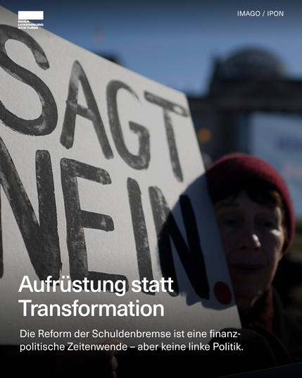 Foto: Während im Bundestag über die Änderung des Grundgesetzes zu Schuldenbremse und Sondervermögen abgestimmt wird, protestieren Friedeninitiativen und Die Linke vor dem Parlament gegen die ungebremste Aufrüstung (18.5.2025). Dazu der Text: Aufrüstung statt Transformation. Die Reform der Schuldenbremse ist eine finanzpolitische Zeitenwende – aber keine linke Politik.