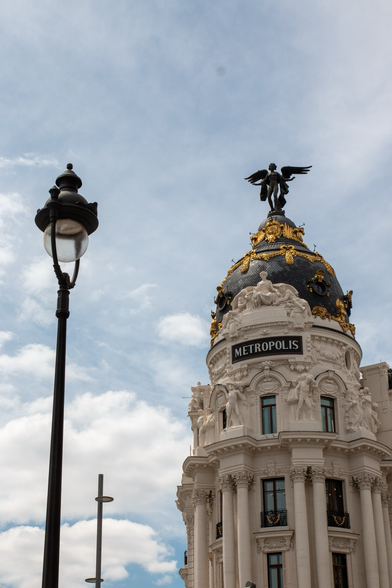 El edificio “Metropolis” en el comienzo de la Gran Vía madrileña