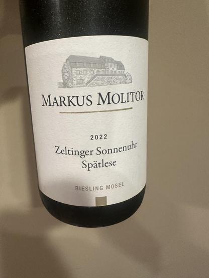 Front label of a Riesling…  white front, label with an illustrated big house.

Words in front (scanned)

MARKUS MOLITOR
2022
Zeltinger Sonnenuhr
Spätlese
RIESLING MOSEL