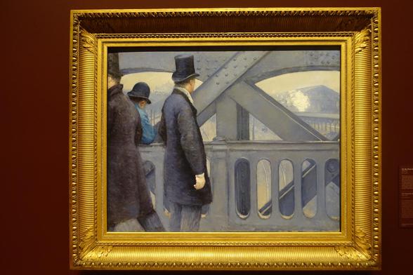 A la fin du XIXème siècle des passants sont sur le pont de l'Europe à Paris
