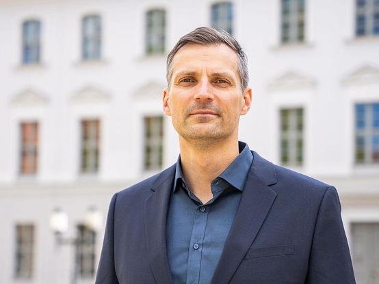 Porträt Andreas Schlundt, Professor für für Analytische Biochemie  Foto: Gina Heitmann
