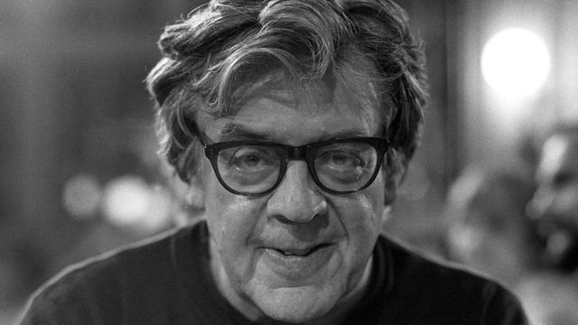 Portrait-Fotografie von Erich Fried, der fröhlich in die Kamera lächelt

(Quelle der Fotografie:
https://bilder.deutschlandfunk.de/FI/LE/_7/04/FILE_704158d1ab523086333c2567261445a8/imago0050242600h-jpg-100-1920x1080.jpg )