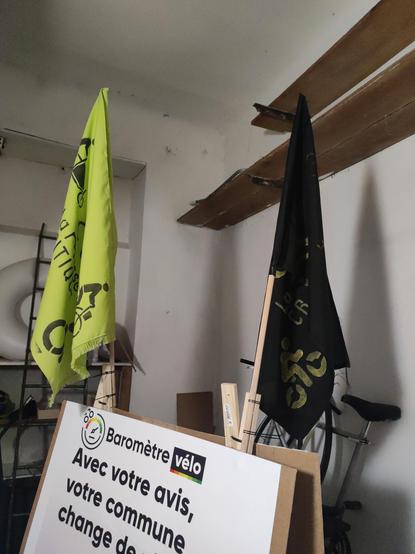 Photo d'une grande affiche baromètre vélo, avec deux drapeaux Masse Critique attachés avec des Cerflex 