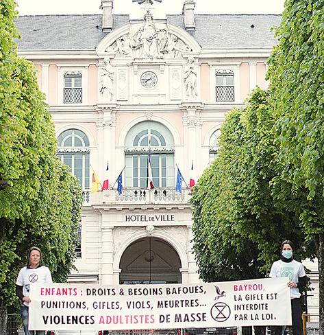 Devant la mairie de Pau, 2 membres d'Extinction Rebellion déploient une banderole
Enfant : droits&besoins bafoués, punitions, gifles, viols, meurtres...
Violences adultistes de masse
