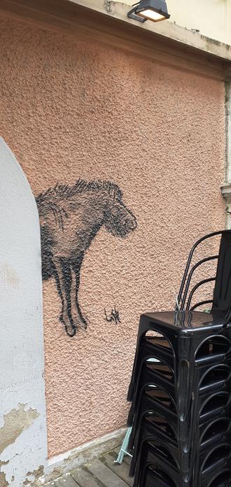 Le splendide artiste Lasco. Peinture rupestre en face du Marché de la Création, de Lyon 