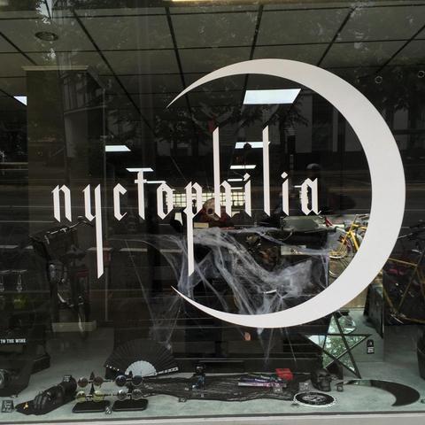 Eines der Schaufenster des Nyctophilia, mit einer großen Mondsichel und dem Schriftzug Nyctophilia.