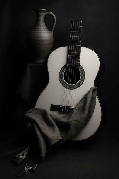 nature-morte un vase, une guitare, un tissu.