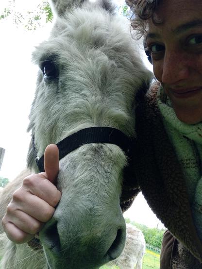 Selfie avec Cadeau je fais le signe 👍
