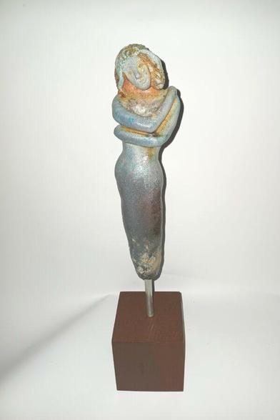 Figur einer Frau, die sich selbst umarmt, blaubraune Glasur