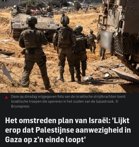 Het Israëlische bezettingsleger in gevechtsuitrusting staan op een zanderig terrein in Gaza, tussen militaire voertuigen zoals tanks. Op de voorgrond zijn vier soldaten van achteren te zien, terwijl ze richting een tank kijken. Bovenaan staat een bijschrift over hun operatie in het zuiden van de Gazastrook. Onderaan is een krantenkop te lezen: "Het omstreden plan van Israël: 'Lijkt erop dat Palestijnse aanwezigheid in Gaza op z’n einde loopt'".