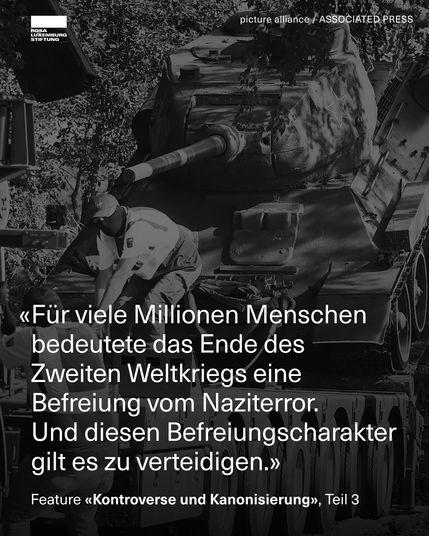 Sharepic mit dem Zitat: "Für viele Millionen Menschen bedeutete das Ende des Zweiten Weltkriegs eine Befreiung vom Naziterror. Und diesen Befreiungscharakter gilt es zu verteidigen." - Feature "Kontroverse und Kanonisierung", Teil 3
