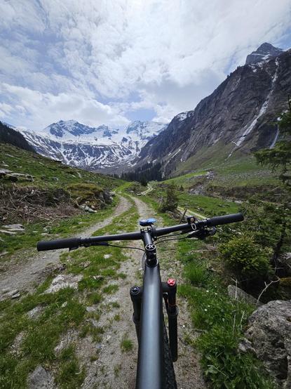 Blick auf ein Bergmassiv. Im Vordergrund mein Mountainbike