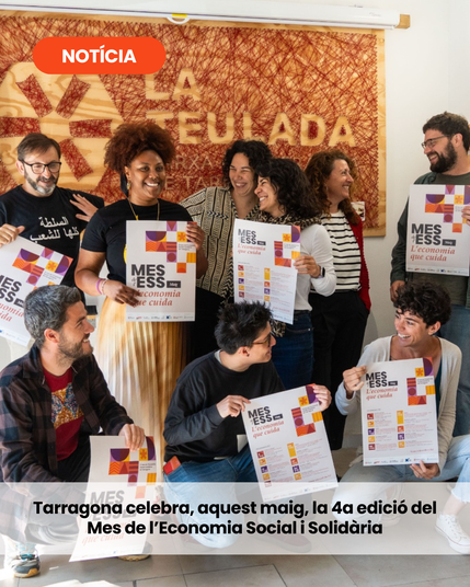 Fotografia amb membres de La Teulada i CoopCamp amb la cartelleria de la programació