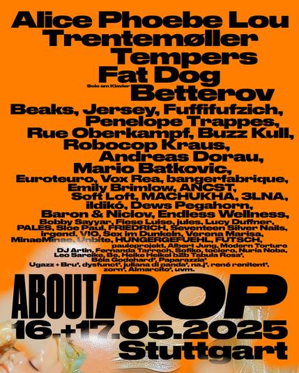 Es ist das Festivalplakat der About Pop 2025 zu sehen. Auf hellorangenem Hintergrund sind in schwarzer Schrift die teilnehmenden Bands/Künstler*innen und Speaker*innen aufgeführt.