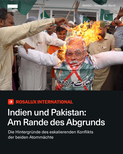 Ein Foto: Demonstrant*innen verbrennen eine Puppe des indischen Premierministers Narendra Modi in Hyderabad, Pakistan, 5.5.2025. Dazu de Text: Indien und Pakistan: Am Rande des Abgrunds. Die Hintergründe des eskalierenden Konflikts der beiden Atommächte.